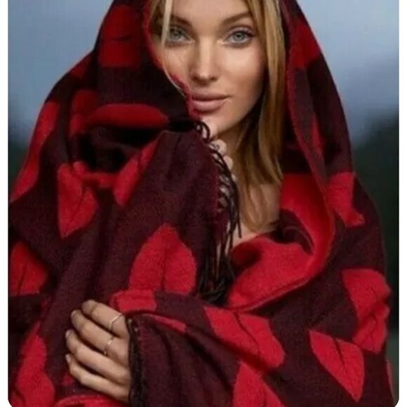 Victoria’s Secret Reversible Red Kiss Lip Print Cozy Trow Blanket - Picture 1 of 6